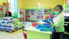 Una voluntaria atiende el economato de Cáritas en Teruel, al que acuden más de 200 familias.