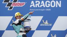 Jaume Masia celebra en el podio de Motorland su gran remontada en Moto3.