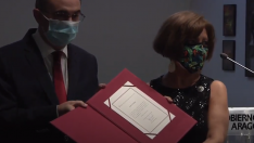El presidente del Gobierno de Aragón, Javier Lambán, hace entrega del Premio de las Letras Aragonesas a Ana Alcolea