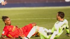 Jair, en el suelo con Cristian Álvarez, en la jugada en la que el central zaragocista falló y casi marcó gol Michael Santos.
