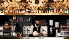 Un camarero con mascarilla, este domingo, en un bar de Roma.