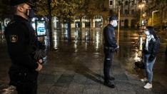 Control policial en el centro de Zaragoza en la primera noche del toque de queda. gsc.