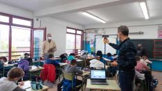 Medición de los niveles de CO2 en un aula del colegio Basilio Paraíso de Zaragoza para comprobar si está bien ventilada.