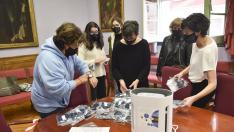 Momento de la entrega de las mascarillas y de purificadores por parte de la Amypa al IES Ramón y Cajal de Huesca.