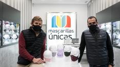 Pie de foto Gastón Cruz, izquierda, y Andrés Gascón, socios de Hati-Wear, en la tienda que acaban de abrir en el centro de Zaragoza de mascarillas higiénicas, personalizadas y reutilizables para frenar el virus.