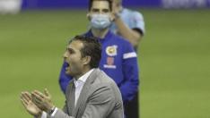 Rubén Baraja, en la noche de este domingo en Tenerife, da órdenes a sus jugadores desde el banquillo.