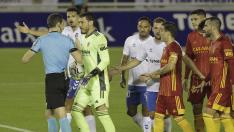 Momento de discusiones mientras el VAR revisa el gol que dio la victoria al Tenerife por 1-0 ante el Real Zaragoza.