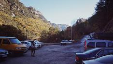 En épocas de gran afluencia como el verano, más de 100 vehículos estacionan mal en el acceso a San Úrbez por el cañón de Añisclo por la falta de un parquin.