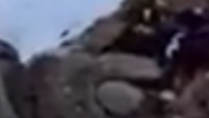 Momento del rescate del montañero accidentado al bajar del ibón de la Gran Facha, en Sallent de Gállego.