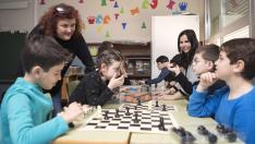 Escolares jugando al ajedrez