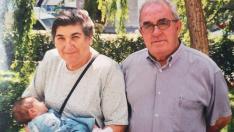 La pareja, con su nieta Mireia, en una imagen familiar de hace 16 años.