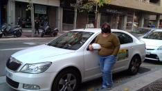 La taxista Leticia Ibáñez este martes en la parada de El Corte Inglés en Zaragoza.