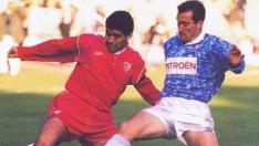 Salillas le disputa la pelota a Maradona, en un encuentro de 1992.