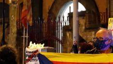Varios independentistas se concentran ante la cárcel barcelonesa de Wad Ras.