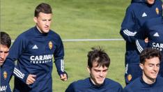 Nieto, tras Zapater, Francho y Francés, un grupeto de aragoneses en el entrenamiento del Real Zaragoza.