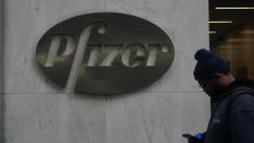 Un hombre camina junto a la sede de Pfizer en Nueva York.