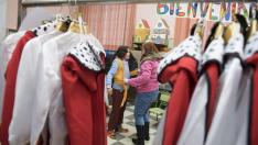 PREPARATIVOS DE LA CABALGATA DE REYES EN EL COLEGIO JOAQUIN COSTA / 04-01-2016 / FOTO: MAITE SANTONJA[[[HA ARCHIVO]]]
