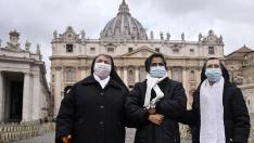 Tres monjas, esta mañana, en una plaza de San Pedro este año vacía a causa de la pandemia.