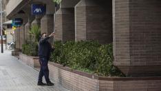 Un operario limpiaba esta miércoles por la tarde el cartel de la sede central del SEPE en Zaragoza, ubicada en Tenor Fleta.