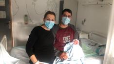 Nicolás, el primer bebé aragonés de 2021, junto a su familia.