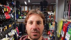 Álex Masonet, propietario de una tienda de material deportivo en Formigal.