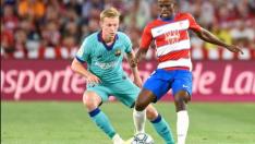 Azeez, en un Granada-Barcelona, pelea el balón con Frenkie De Jong.