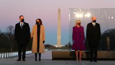 Biden y Harris, junto a sus parejas, en la ceremonia en recuerdo de las víctimas de la pandemia.