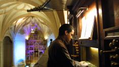 Organos. Organista en la Iglesia Santa Maria de Albarracin. Foto Antonio Garcia. 28-10-04[[[HA ARCHIVO]]]
