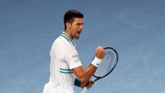 Novak Djokovic celebra su triunfo sobre Aslan Karatsev en semifinales del Abierto de Australia.