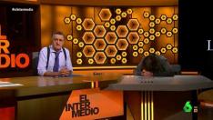 Évole sobre la mesa del plató de El Intermedio
