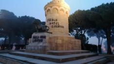 Pintada con la que ha amanecido este viernes el monumento al Batallador, en Zaragoza.