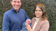 La princesa Eugenia y su esposo, Jack Brooksbank, con su hijo August Philip Hawke.