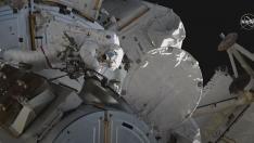 Los astronautas, en plena caminata espacial.