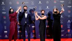 El equipo de la película 'Las niñas' posa con los galardones, durante la ceremonia de entrega de la octava edición de los Premios Feroz