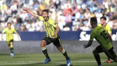El último partido de verdad, con las gradas repletas de aficionados. Luis Suárez celebra el gol marcado en Málaga el 8 de marzo del año pasado, que supuso el triunfo del Real Zaragoza por 0-1. Al fondo, la tribuna de La Rosaleda llena de público.