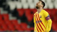 Messi se lamenta en el partido de vuelta de los octavos de final entre el Paris Saint Germain y el FC Barcelona