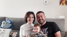 Claudia y Juan con su hijo Alex, nacido en 2020.