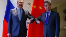 El ministro de Exteriores ruso, Sergei Lavrov, y el jefe de la diplomacia china, Wang Yi.