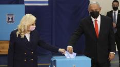 Elecciones en Israel: el primer ministro Benjamin y su mujer Sara votan