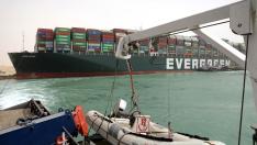 Imagen del Ever Given, varado en el canal de Suez.