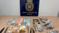La Policía Nacional les intervino heroína, hachís, casi 1.800 euros en billetes y diversos útiles para la distribución y venta de la droga en su domicilio en el barrio de Delicias de Zaragoza.
