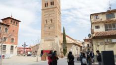 Un grupo de turistas, ayer, ante la torre de San Martín de Teruel