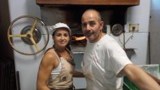 Julio y Yolanda, en el horno que regentan desde hace 27 años en Sádaba.