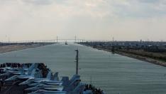 El buque de la Armada de EE. UU. 'Dwight D. Eisenhower cruza el Canal de Suez, este viernes.