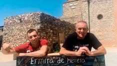 Alejandro y Antonio llevan el bar de la ermita de Herrera de los Navarros desde hace dos años
