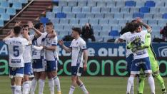Los jugadores del Real Zaragoza se abrazan para celebrar el triunfo ante el Almería al término del partido.
