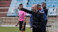 Juan Ignacio Martínez 'Jim, el entrenador del Real Zaragoza, grita órdenes a sus jugadores durante el partido del domingo pasado ante el Almería.