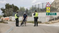 Controles de la Guardia Civil a coches, motos y bicicletas en los accesos a Cuarte de Huerva por su confinamiento perimetral.