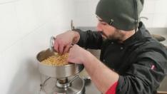 Sergio García elabora el tofu artesano ‘LoGrau’, que ahora se empieza a comercializar.