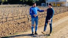 Bernabé Taberner y Jordi Satué, impulsores del proyecto, en las viñas de Nonaspe.